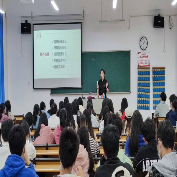 学校举办第八届“互联网+”大学生创新创业大赛专题培训讲座