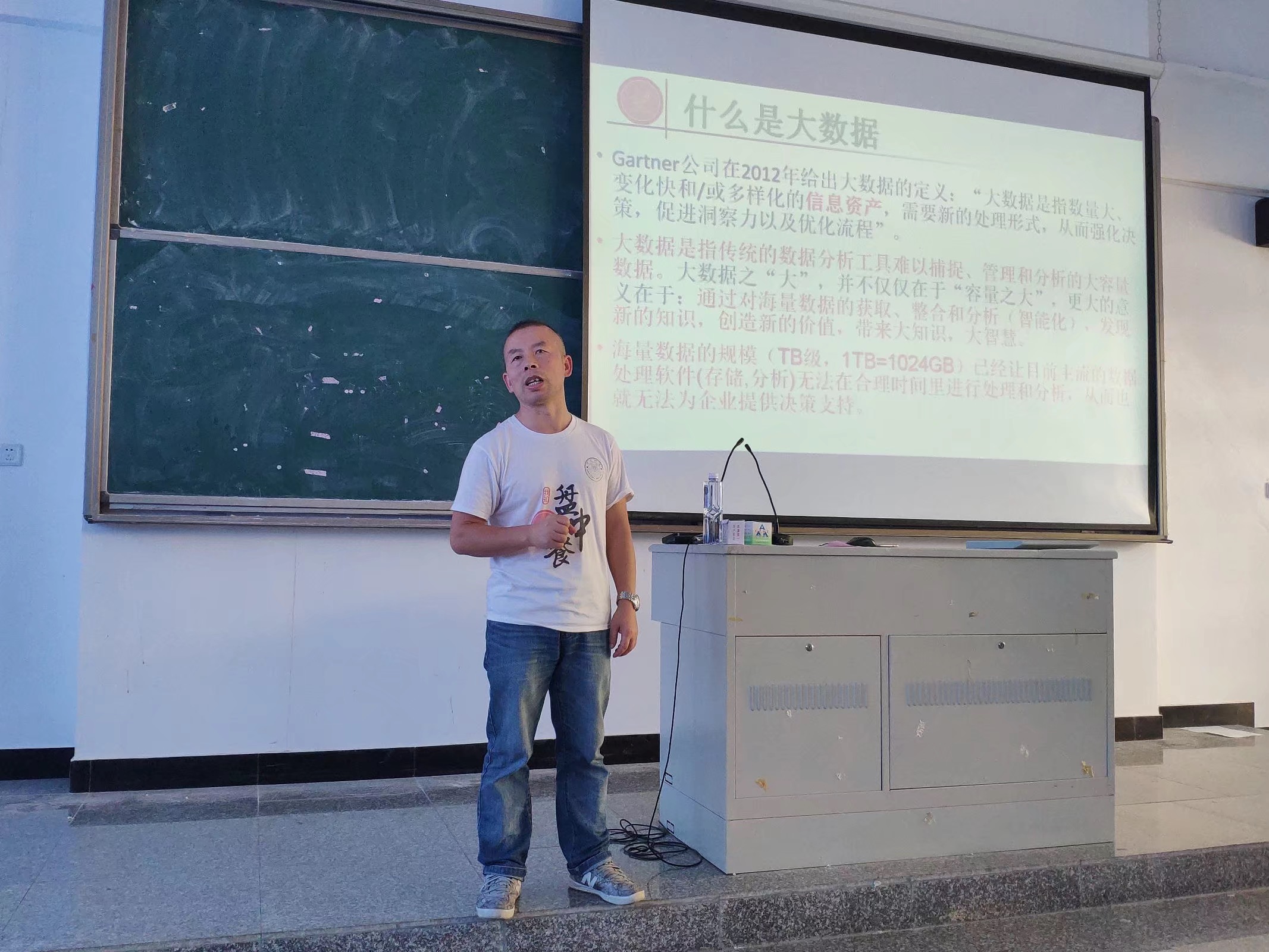 热烈欢迎张德富教授来我校进行就业指导